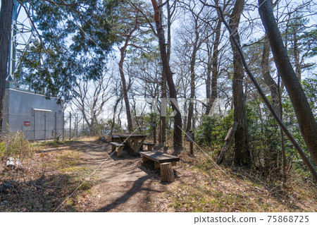 觀景休息區的長椅(Karazawa遠足路線) 觀景休息區的長椅(Karazawa遠足路線) 75868725
