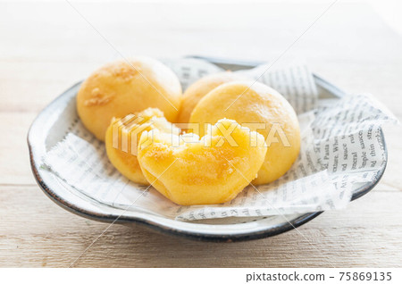 Egg bread with custard cream Egg bread with custard cream 75869135