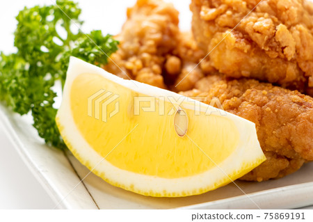 Comb-cut lemon served with fried chicken. 75869191