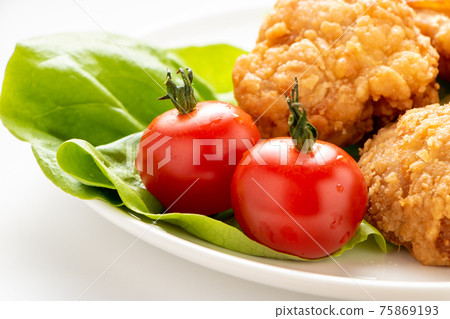 Mini tomatoes served with fried chicken. Mini tomatoes served with fried chicken. 75869193