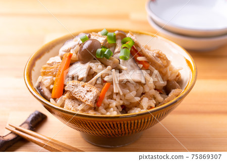 Cooked Mushroom Rice 75869307