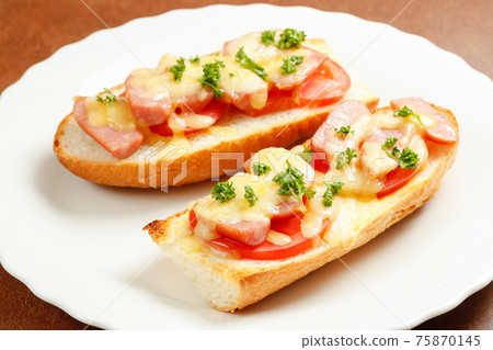 Baguette open sandwich 75870145