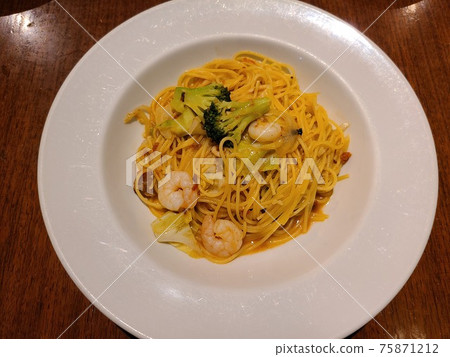 Shrimp and broccoli pasta 75871212