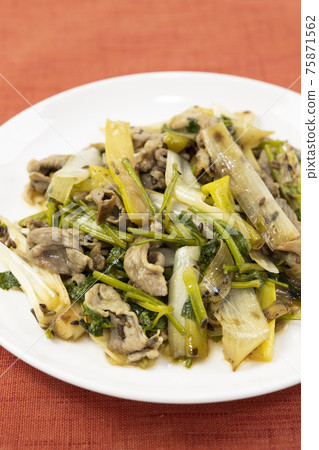 美味的炒羊肉和香菜 75871562