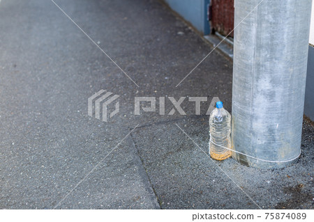 Cat warding PET bottle Cat warding PET bottle 75874089