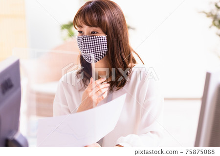 女商人談丙烯酸分區 75875088