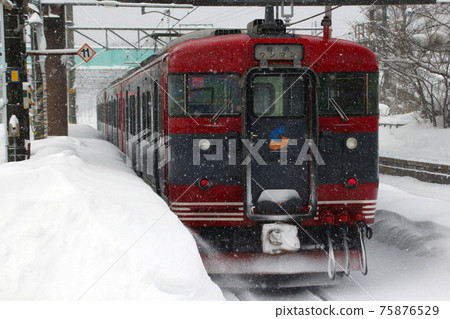 Winter Kita Shinano Line 115 Series Train (Kurohime Station) 75876529