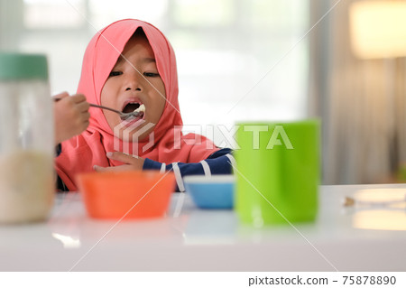 muslim little girl are having breakfast muslim little girl are having breakfast 75878890