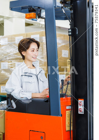 操作叉車的女人 75879341