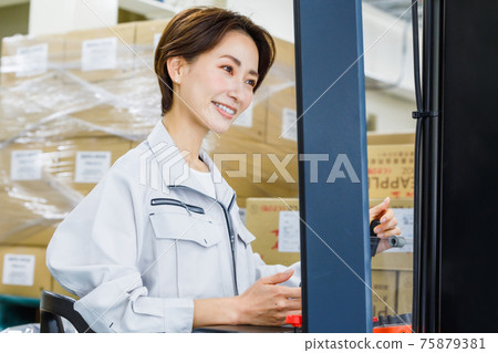 操作叉車的女人 操作叉車的女人 75879381