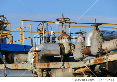 The catch at the refinery 75879643