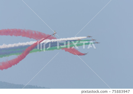 阿拉伯聯合酋長國空軍Acrobat團隊“ Al Fulsan” 阿拉伯聯合酋長國空軍Acrobat團隊“ Al Fulsan” 75883947
