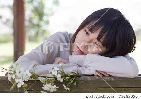 在公園的 Azumaya 打瞌睡的女人 在公園的 Azumaya 打瞌睡的女人 75885956