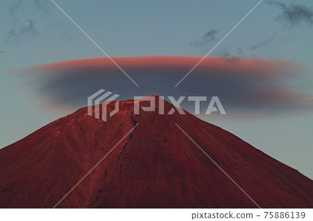 靜岡縣/從朝霧高原附近看到的富士山(紅富士)和山頂上的雲 靜岡縣/從朝霧高原附近看到的富士山(紅富士)和山頂上的雲 75886139