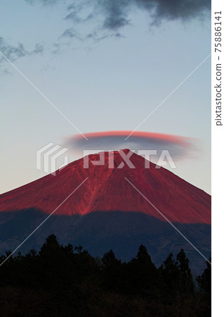 靜岡縣/從朝霧高原附近看到的富士山(紅富士)和山頂上的雲 靜岡縣/從朝霧高原附近看到的富士山(紅富士)和山頂上的雲 75886141