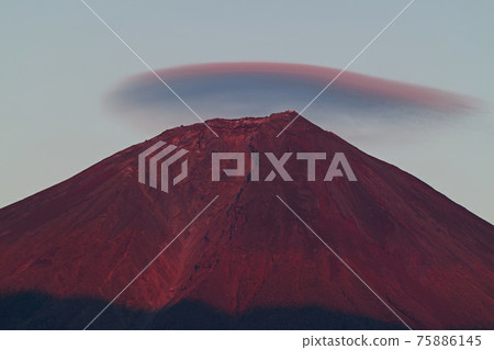 靜岡縣/從朝霧高原附近看到的富士山(紅富士)和山頂上的雲 靜岡縣/從朝霧高原附近看到的富士山(紅富士)和山頂上的雲 75886145