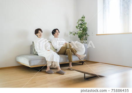 Couple relaxing on the sofa in the living room 75886435