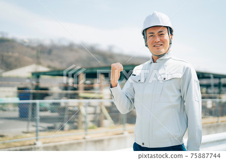 Scaffolding / construction / men wearing work clothes 75887744