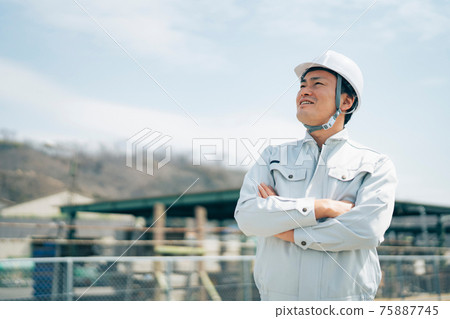 Scaffolding / construction / men wearing work clothes 75887745
