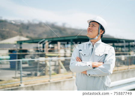 腳手架/建築/穿工作服的男人 75887749