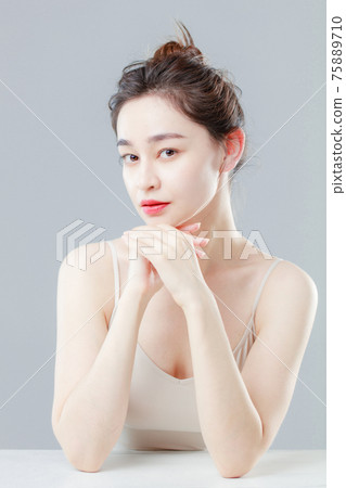 Portrait Of Beautiful Woman in Studio 75889710