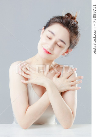 Portrait Of Beautiful Woman in Studio 75889711