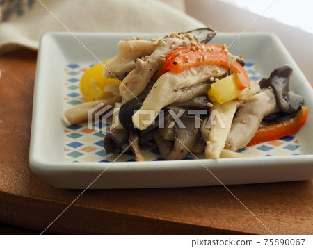 Stir-fried oyster mushrooms and vegetables Stir-fried oyster mushrooms and vegetables 75890067