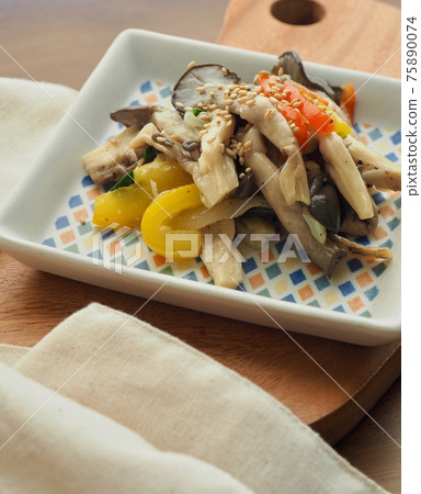 Stir-fried oyster mushrooms and vegetables Stir-fried oyster mushrooms and vegetables 75890074