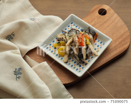Stir-fried oyster mushrooms and vegetables Stir-fried oyster mushrooms and vegetables 75890075
