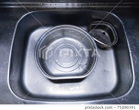 Soaked sink 75890391