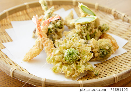 用漏勺盛放的春季蔬菜的優雅天婦羅 75891195