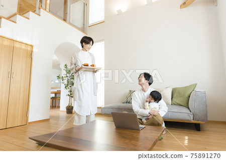 父親在客廳看孩子時遠程工作 父親在客廳看孩子時遠程工作 75891270