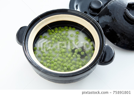 用豆子煮熟的米飯，然後在陶罐中烹飪 75891801