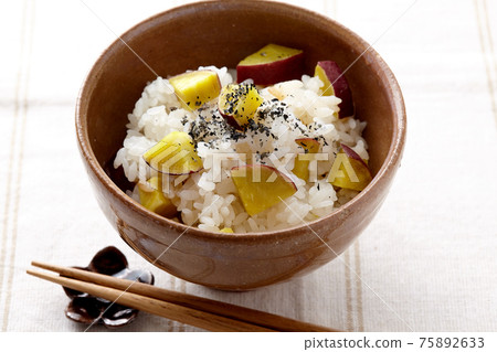 Sweet potato cooked rice 75892633