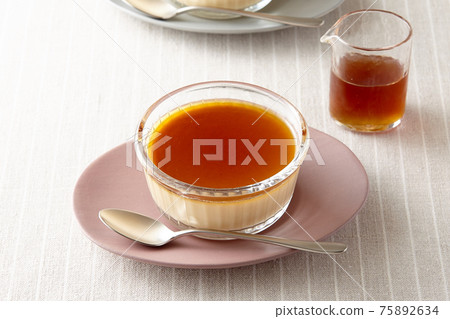 Custard pudding with plenty of caramel sauce Custard pudding with plenty of caramel sauce 75892634