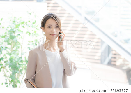 打電話的女人的肖像 75893777