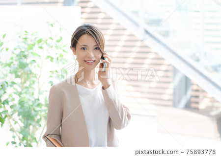 打電話的女人照片 75893778