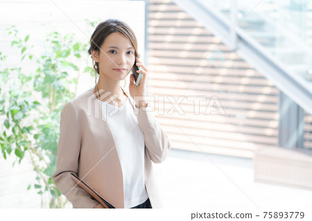 Female business person making a phone call 75893779