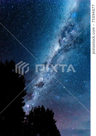 Milky Way and starry sky at Lake Tekapo, New Zealand Milky Way and starry sky at Lake Tekapo, New Zealand 75894877