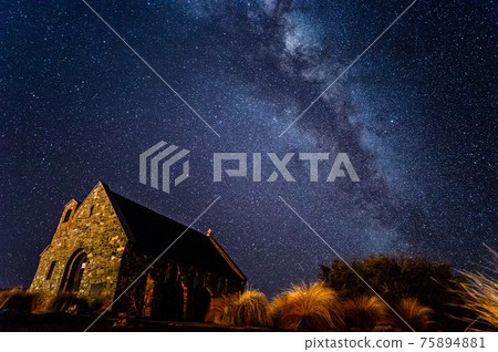 Milky Way and starry sky at Lake Tekapo, New Zealand Milky Way and starry sky at Lake Tekapo, New Zealand 75894881