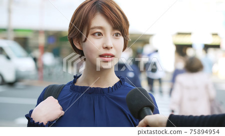 接受街頭採訪的婦女 75894954