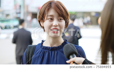 接受街頭採訪的婦女 75894955