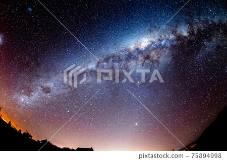 在新西蘭特卡波看到的銀河和星空的魚眼天文攝影 在新西蘭特卡波看到的銀河和星空的魚眼天文攝影 75894998