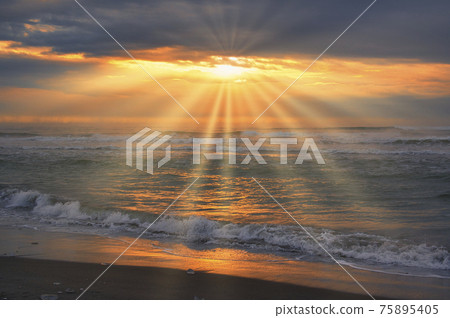 旭日和隆冬時太平洋升起的光線 旭日和隆冬時太平洋升起的光線 75895405