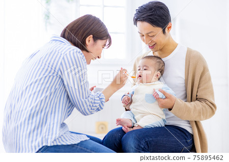 嬰兒試圖吃嬰兒食品 嬰兒試圖吃嬰兒食品 75895462