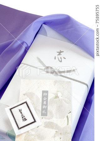 用包袱皮包裹的葬禮禮物、感謝信和清潔鹽 用包袱皮包裹的葬禮禮物、感謝信和清潔鹽 75895755