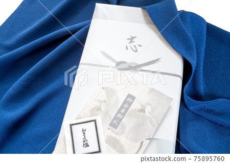 用包袱皮包裹的葬禮禮物、感謝信和清潔鹽 75895760