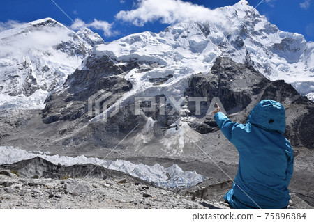 People with a spectacular view of Everest and Nuptse in Nepal 75896884