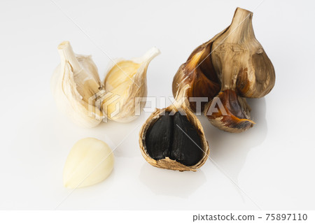 Raw garlic and aged and fermented black garlic 75897110