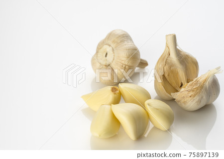 用超級食物大蒜滋養滋補和增強耐力。 75897139
